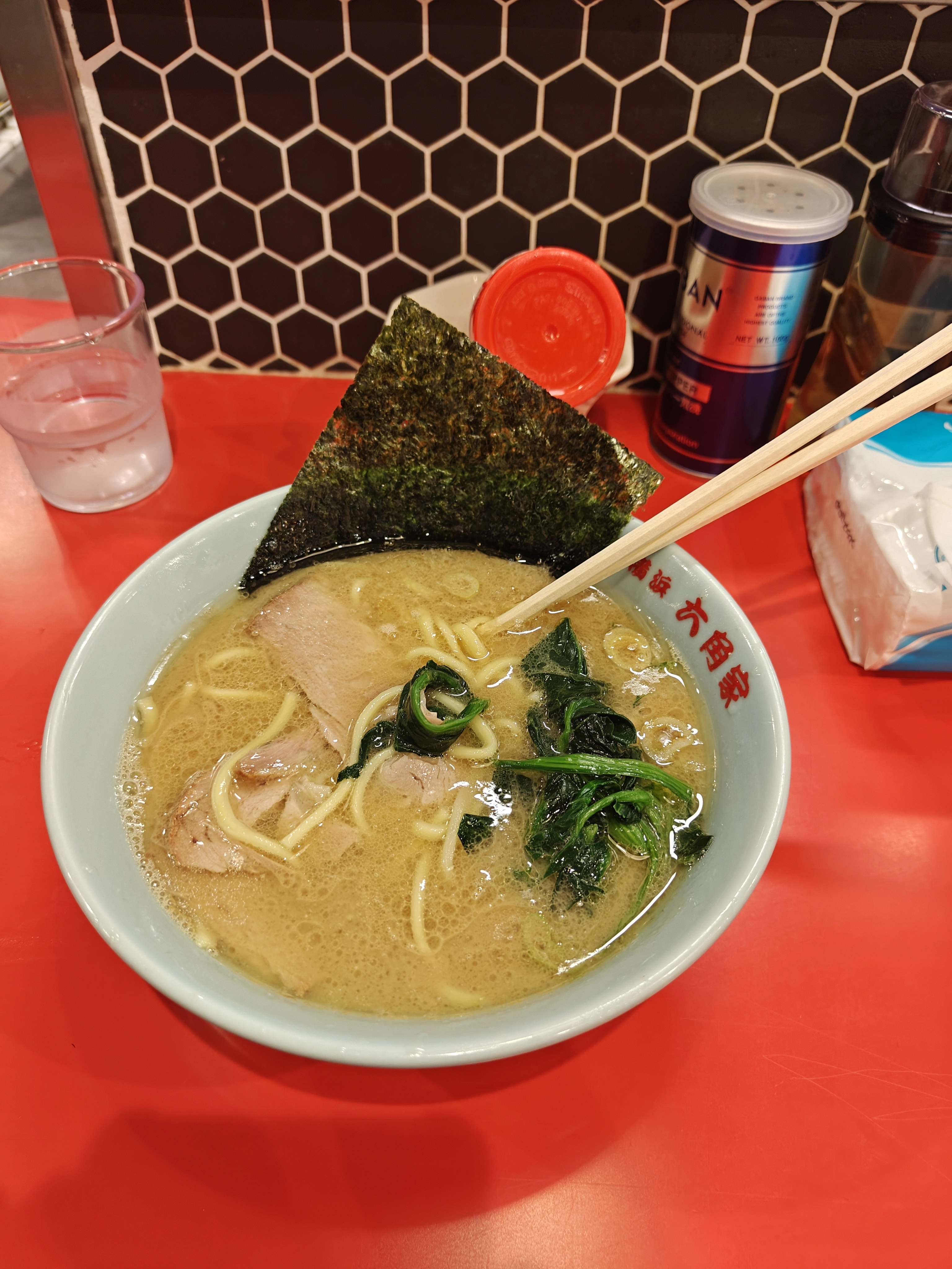 tonkotsu shoyu ramen (豚骨醤油ラーメン)