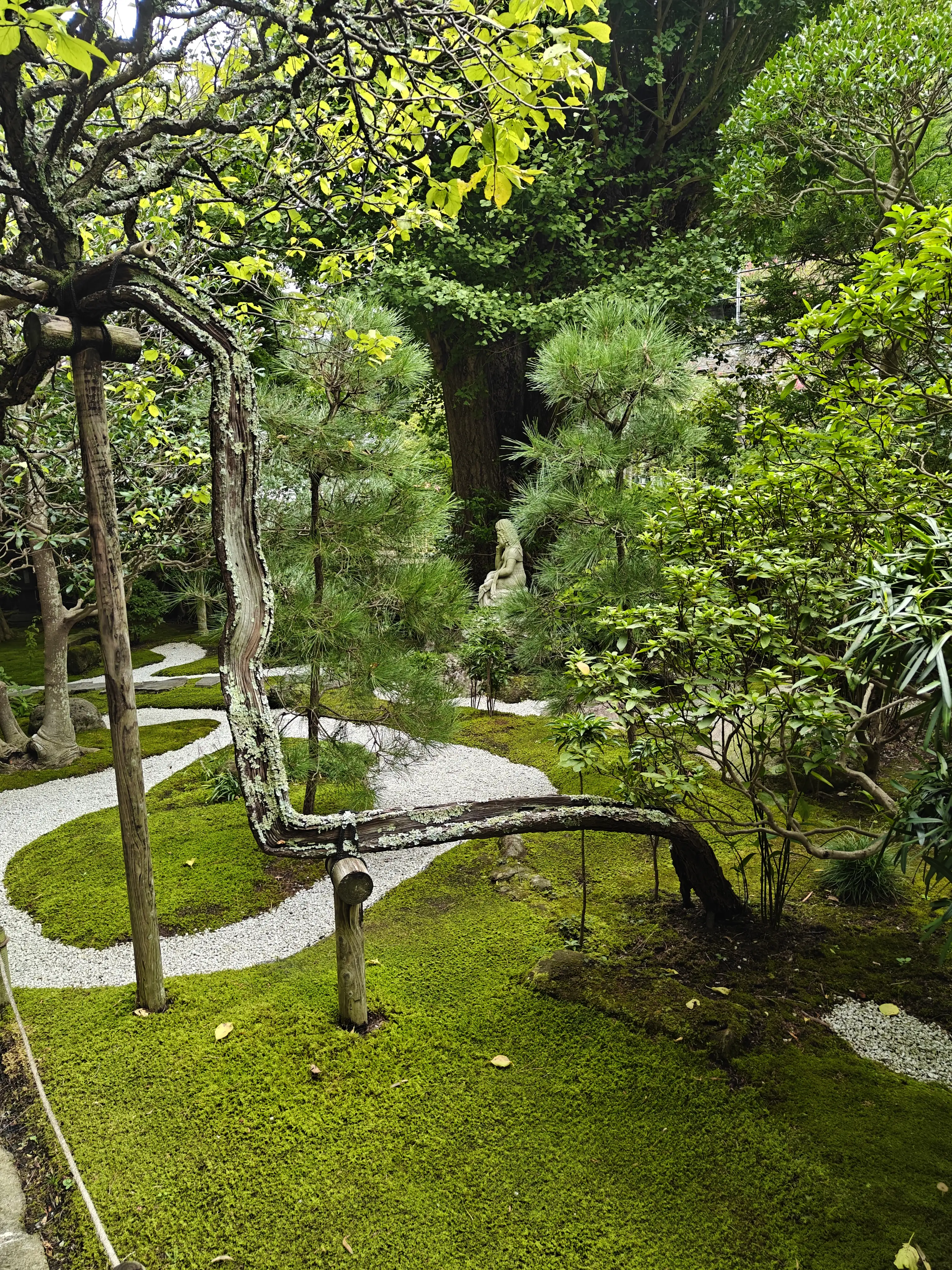 Kamakura temple area walkway